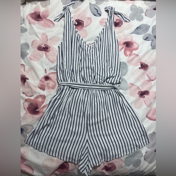 NWT Ambercrombie & Fitch V-Neck Belted Striped Romper Size XL - Picture 12 of 14